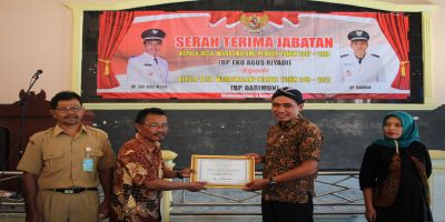 Penyerahan Cinderamata dan Penghargaan Purna Tugas Kepada Kepala Desa Wadasmalang Periode Tahun 2013-2019