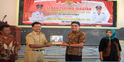 Penyerahan Cinderamata dan Penghargaan Purna Tugas Kepada Kepala Desa Wadasmalang Periode Tahun 2013-2019