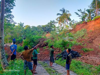 Bencana Alam Tanah Longsor Rumah Bp.Heri Setiawan Warga Dk.Kalikemong Rt.04/06 Desa Wadasmalang