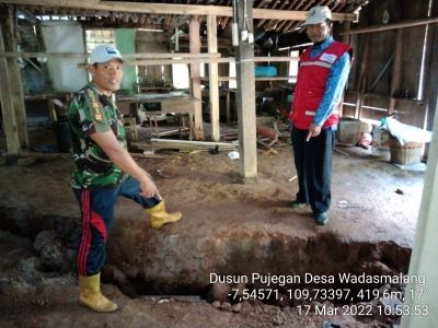 Bencana Alam Tanah Gerak Rumah Bp.Eko Atmaji Warga Pujegan Rt.04/05 Wadasmalang